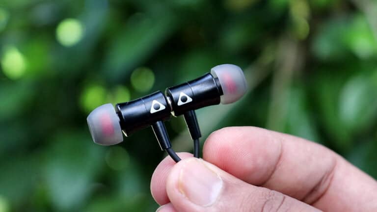 Stuffcool Dizzy Magnetic Wireless Earphone Review: An Affordable Wireless Punch!